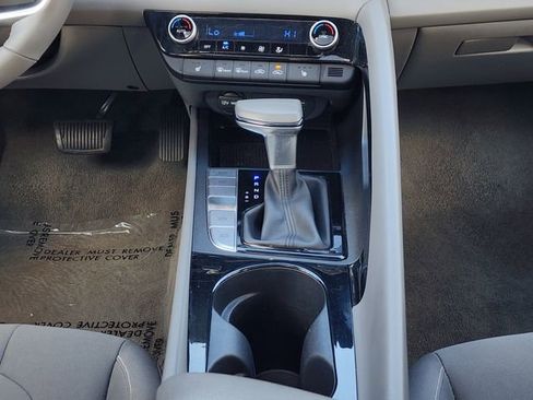 Used 2025 Hyundai Elantra SEL FWD image 19