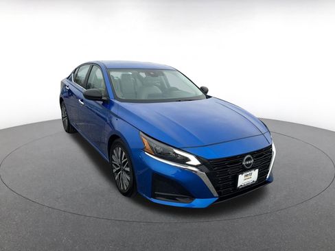 Used 2025 Nissan Altima 2.5 SV image 1