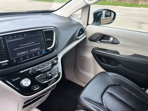 Used 2024 Chrysler Pacifica Touring-L image 16