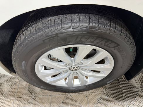 Used 2012 Volkswagen Routan SE image 26