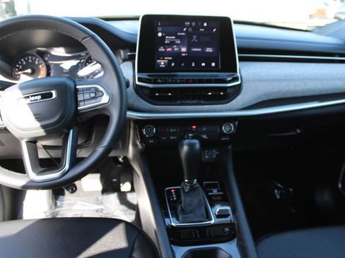 Used 2025 Jeep Compass Latitude image 15