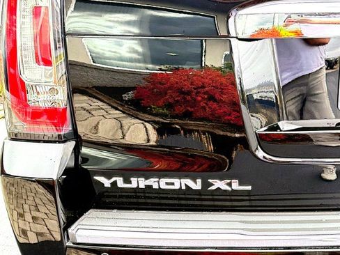 Used 2019 GMC Yukon XL Denali w/ Open Road Package image 9