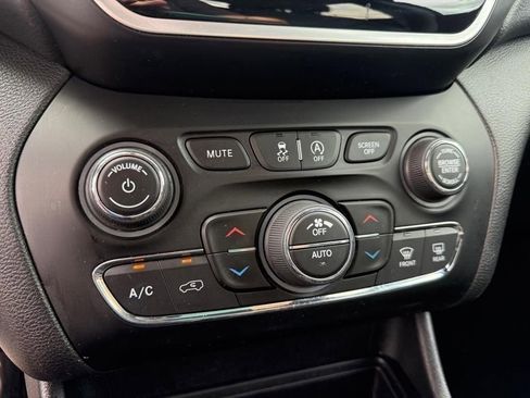 Used 2020 Jeep Cherokee Limited image 12