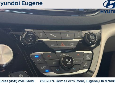Used 2023 Chrysler Pacifica Touring-L FWD image 26
