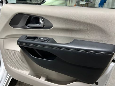 Used 2023 Chrysler Pacifica Touring-L FWD image 10