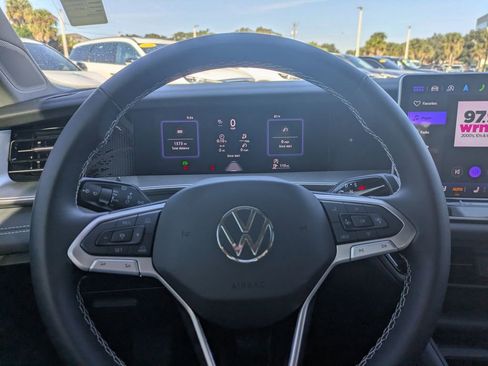 Used 2025 Volkswagen Tiguan SE image 27