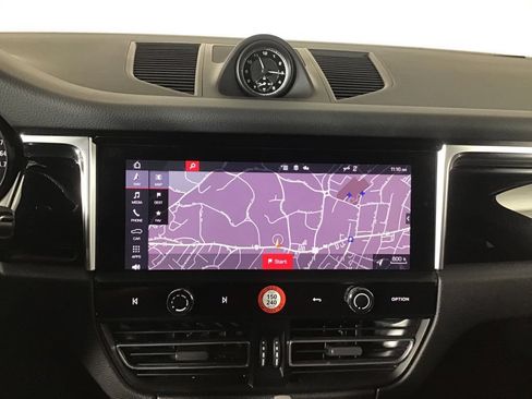 Certified 2024 Porsche Macan AWD/4WD image 33