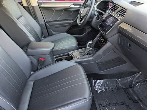 Used 2024 Volkswagen Tiguan SE image 30