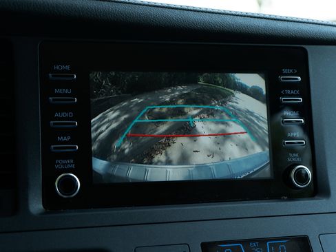 Used 2020 Toyota Sienna L image 30