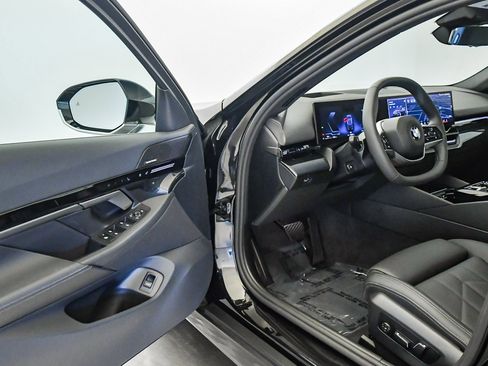 Used 2025 BMW 530i w/ Premium Package image 21