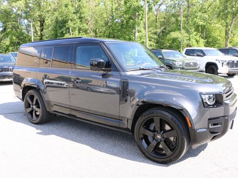 Used 2024 Land Rover Defender 130 X-Dynamic SE AWD/4WD image 9