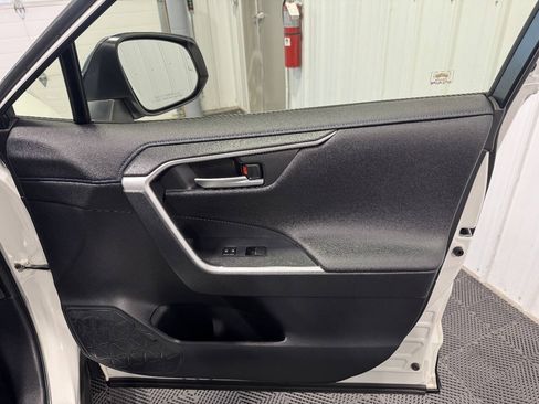 Used 2020 Toyota RAV4 XSE AWD/4WD image 18