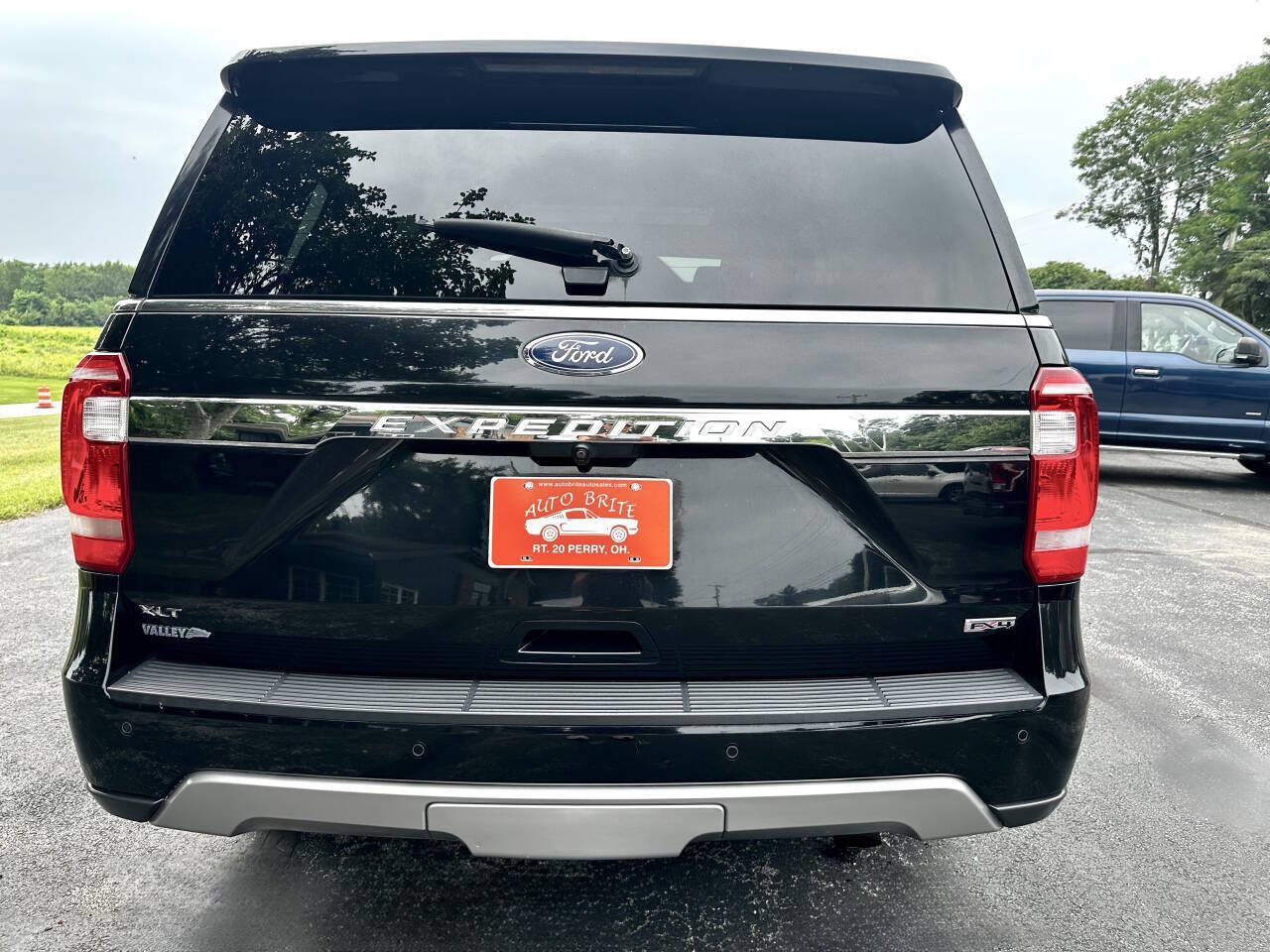 Used 2018 Ford Expedition XLT w/ Equipment Group 202A AWD/4WD image 6