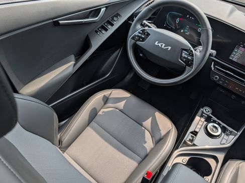 Certified 2024 Kia Niro EX w/ EX Cold Weather Package FWD image 9