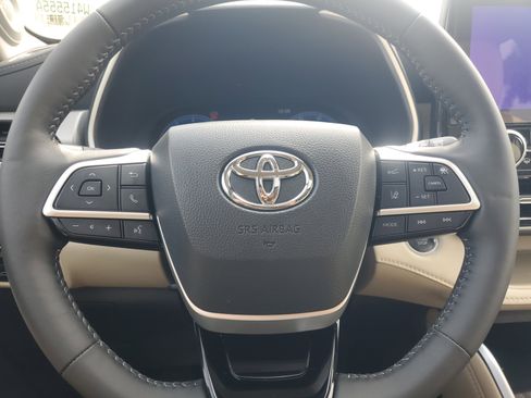 Certified 2025 Toyota Highlander Limited FWD image 23