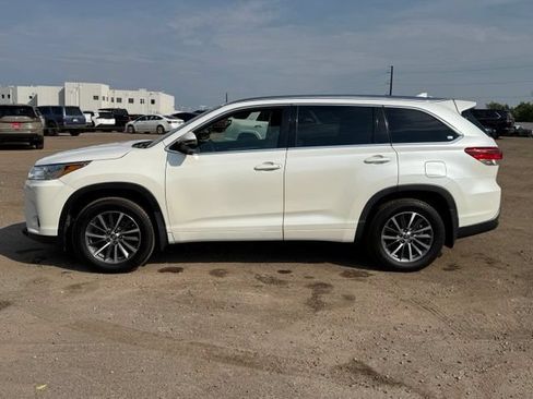 Used 2018 Toyota Highlander XLE AWD/4WD image 2