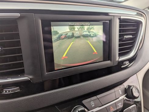 Used 2021 Chrysler Voyager Lxi image 27