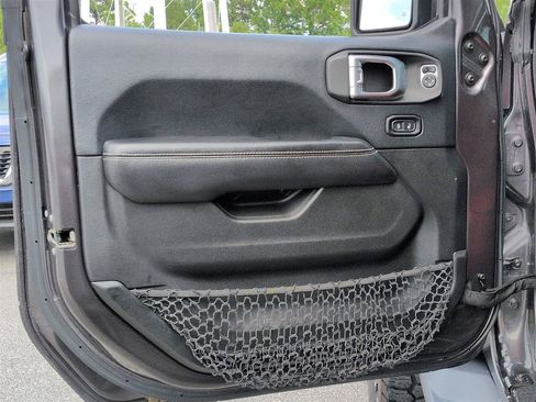 Used 2018 Jeep Wrangler Unlimited Sahara w/ Dual Top Group AWD/4WD image 12