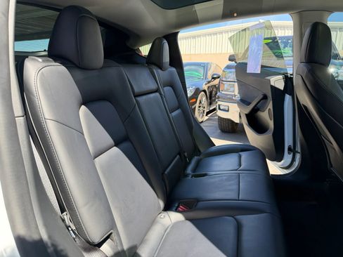 Used 2022 Tesla Model Y Long Range image 16