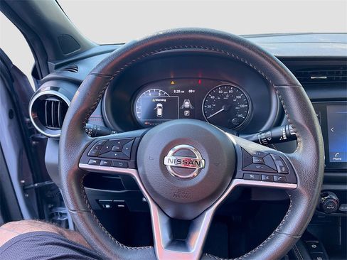 Used 2021 Nissan Kicks SR image 11