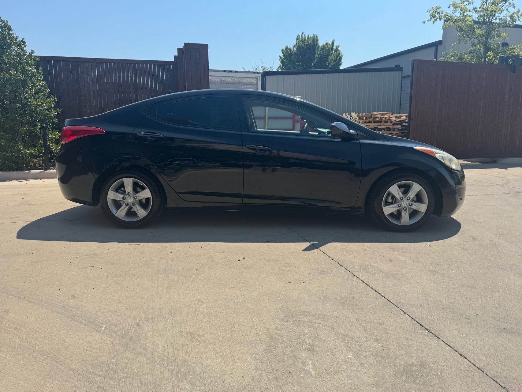 Used 2011 Hyundai Elantra GLS w/ Navigation Pkg 4 FWD image 2