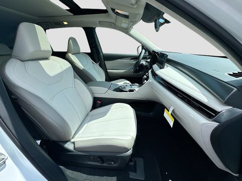 Certified 2026 INFINITI QX60 Luxe w/ Cargo Package FWD image 32