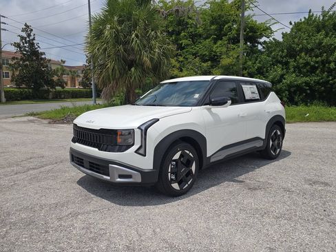 New 2027 Kia Seltos S FWD image 4