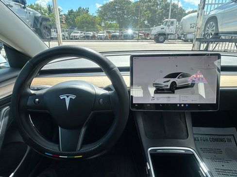 Used 2022 Tesla Model 3 Standard Range image 12