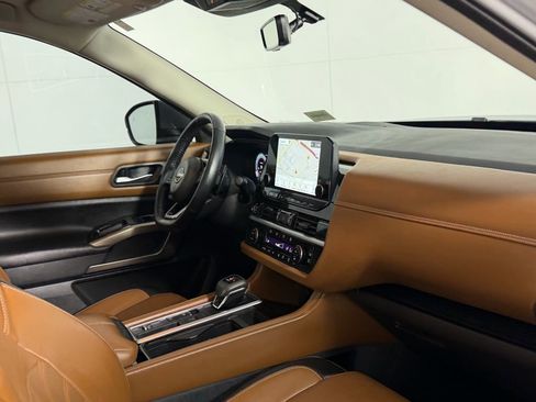 Used 2024 Nissan Pathfinder Platinum image 30