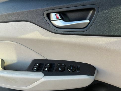 Used 2022 Hyundai Accent SE FWD image 5