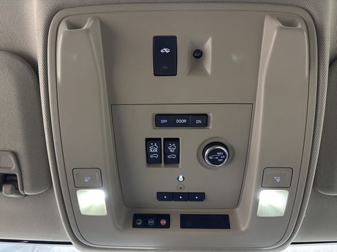 Used 2020 Cadillac Escalade Premium Luxury AWD/4WD image 19