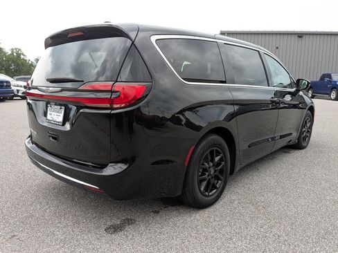 Used 2023 Chrysler Pacifica Touring-L FWD image 5