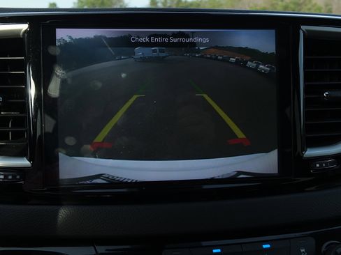 Used 2024 Chrysler Pacifica Touring-L image 28