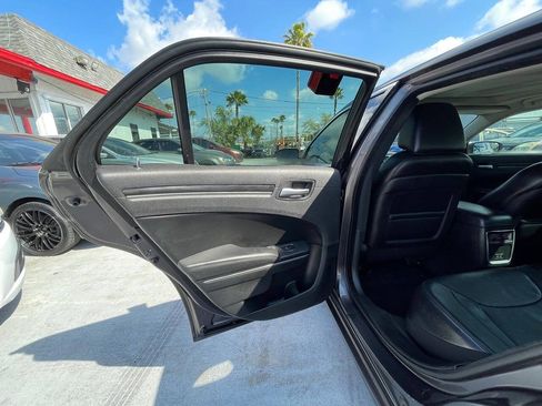 Used 2016 Chrysler 300 Limited RWD image 3