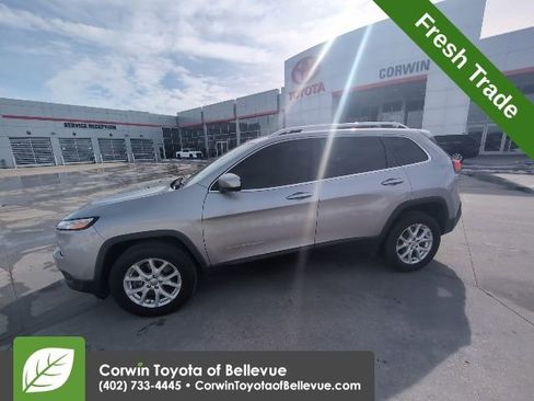 Used 2016 Jeep Cherokee Latitude w/ Cold Weather Group image 7