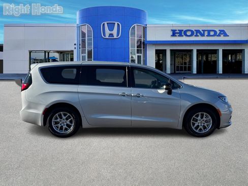 Used 2024 Chrysler Pacifica Touring-L image 7