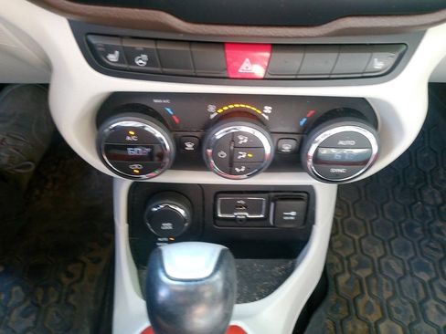 Used 2015 Jeep Renegade Limited AWD/4WD image 35