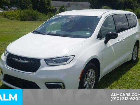 Used 2024 Chrysler Pacifica Touring-L FWD image 21