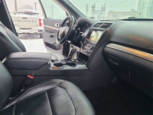 Used 2018 Ford Explorer XLT w/ Equipment Group 202A image 16