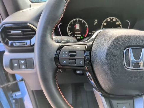 Used 2025 Honda Pilot TrailSport image 22