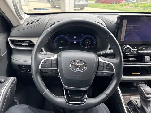 Used 2023 Toyota Highlander Limited AWD/4WD image 14