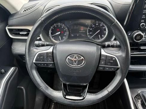 Used 2020 Toyota Highlander XLE AWD/4WD image 25