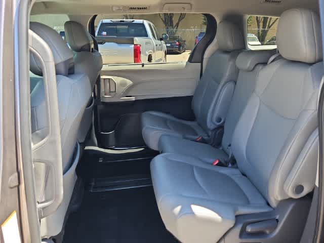 Used 2021 Toyota Sienna XLE FWD image 17