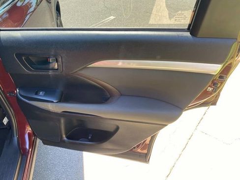Used 2019 Toyota Highlander LE FWD image 34