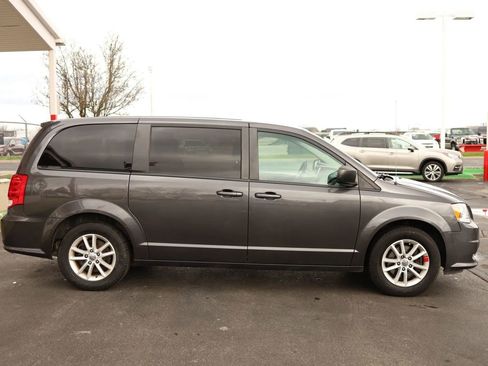 Used 2018 Dodge Grand Caravan SE image 4