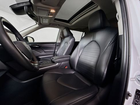 Certified 2024 Toyota Highlander XLE AWD/4WD image 11