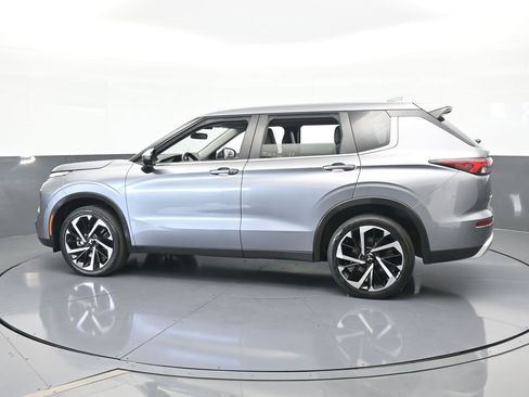 Used 2022 Mitsubishi Outlander SE image 3