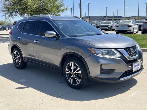 Used 2019 Nissan Rogue SV w/ Premium Package image 2
