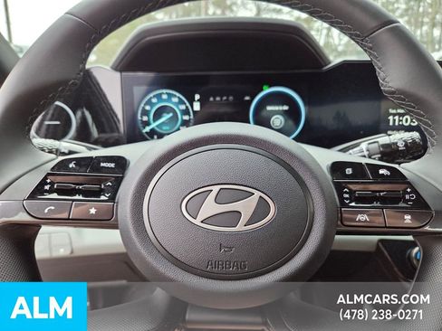 Used 2025 Hyundai Elantra Limited image 23