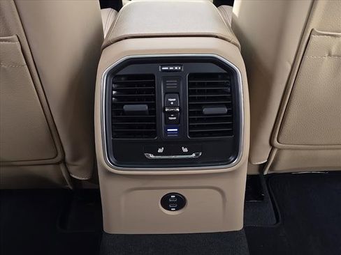 Certified 2025 Porsche Macan image 24